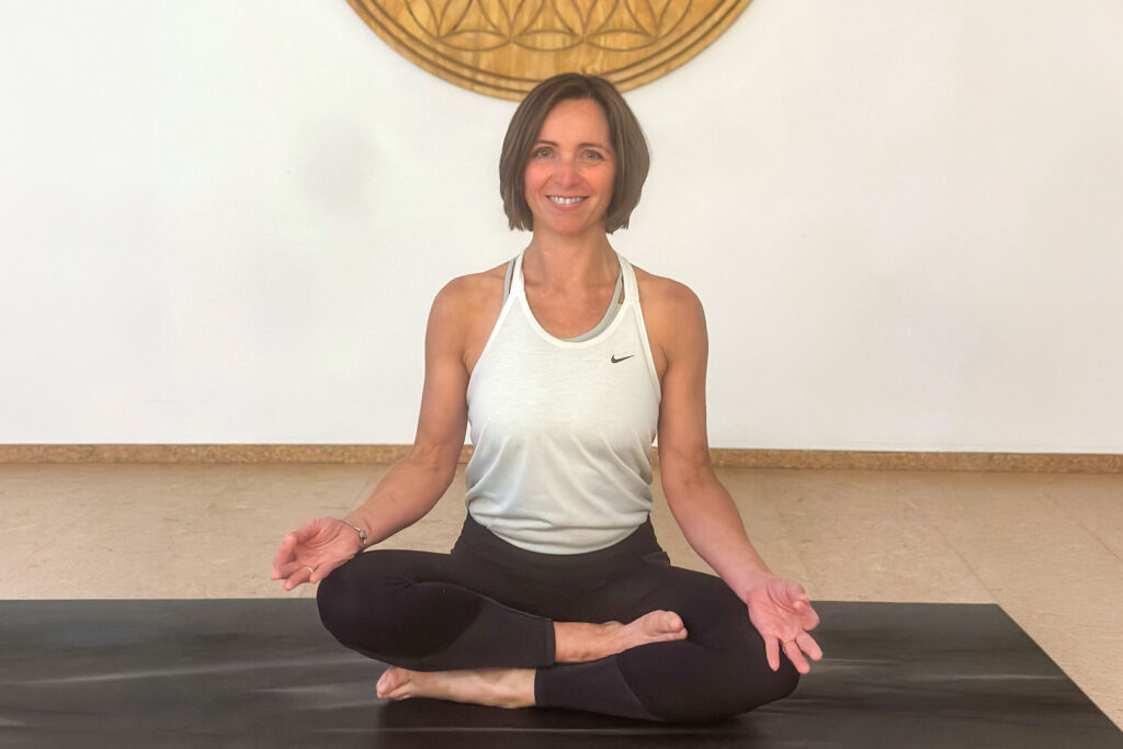 Vera Schmal bei einer Yogaübung im Studio von Henning Vollbrecht