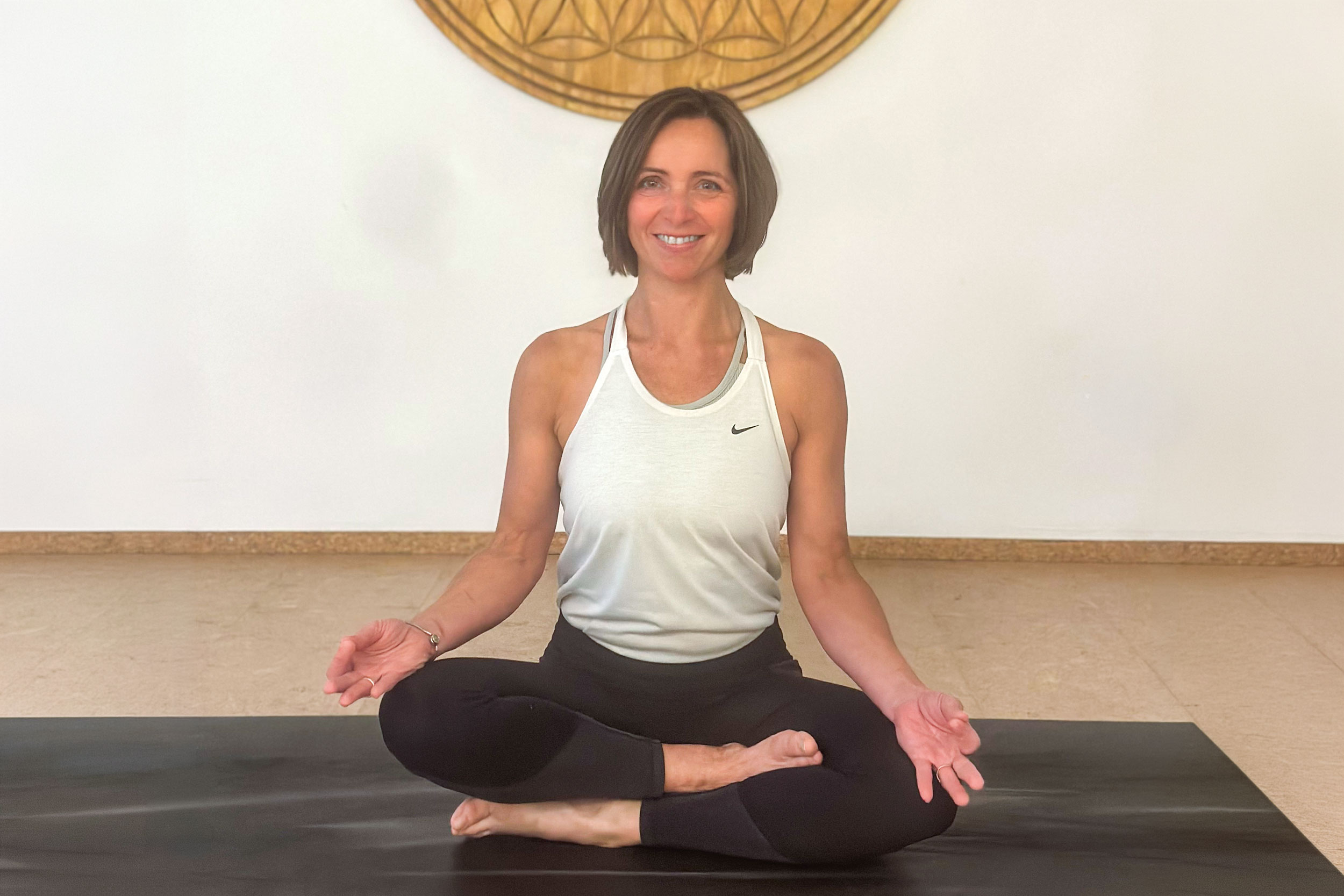 Vera Schmal bei einer Yogaübung im Studio von Henning Vollbrecht